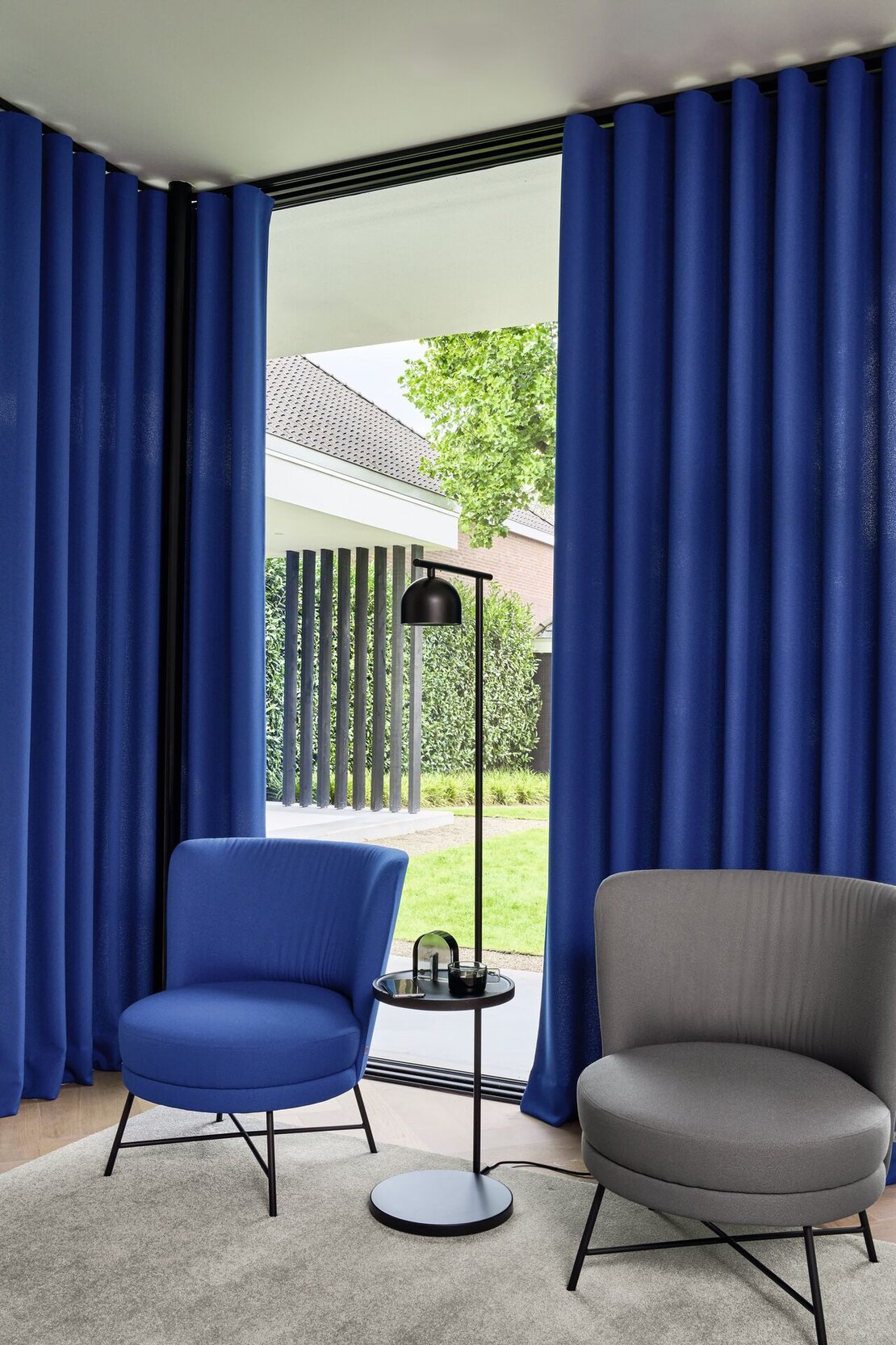 Abgedunkeltes Schlafzimmer mit Verdunkelungsvorhängen