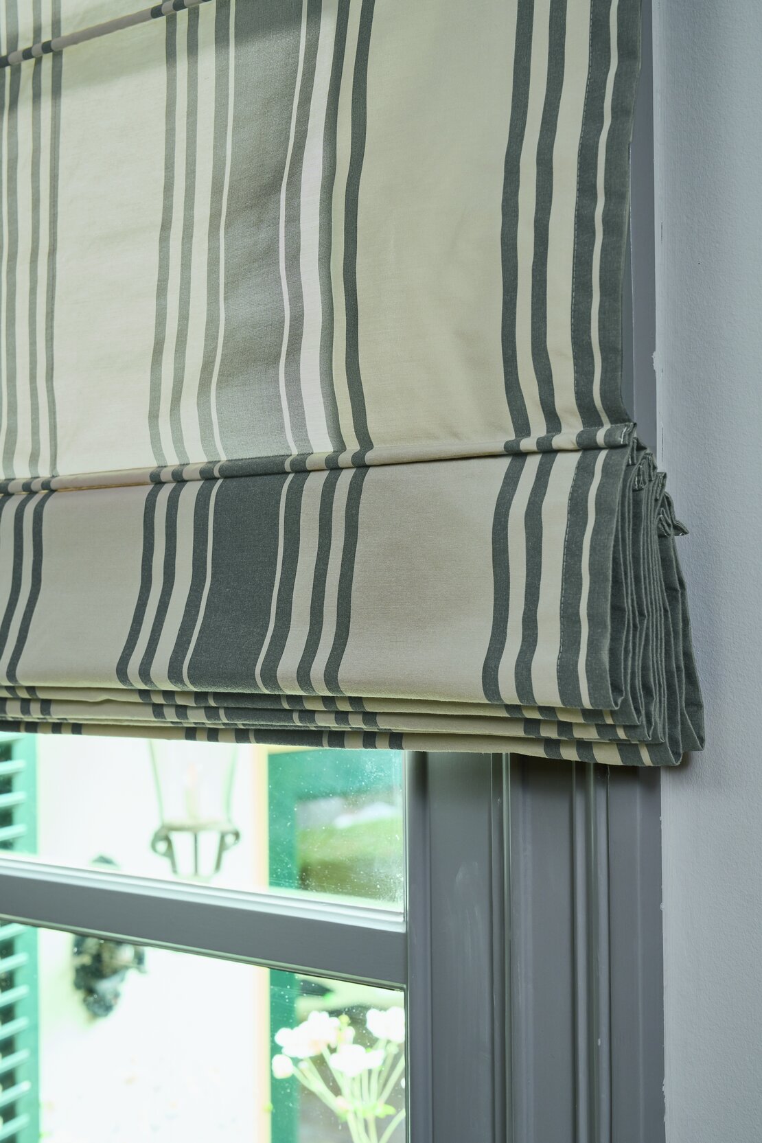 Raffrollo an einem Küchenfenster